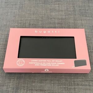 NWOT - Bugatti ladies full zip wallet